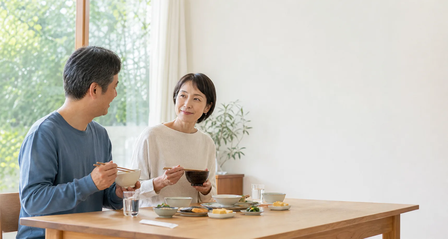 日々の食事を楽しむ夫婦の生活イメージ